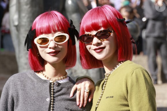Ami Suzuki, Aya Suzuki - Défilé de mode prêt-à-porter Miu Miu, printemps-été 2024, lors de la Fashion Week de Paris. Le 3 octobre 2023. © Christophe Aubert / Bestimage