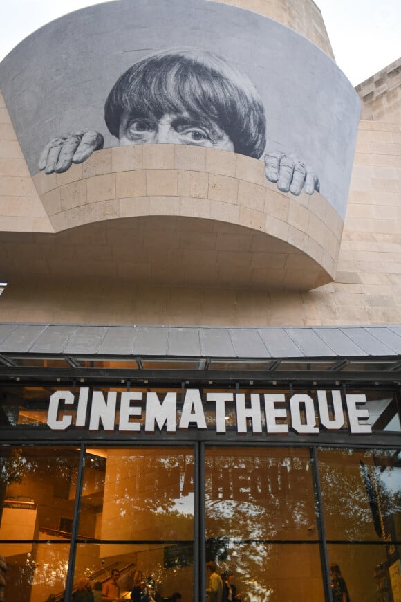 L'artiste JR décore la façade de la Cinémathèque Française dans le cadre de l'exposition "Viva Varda". Paris, le 28 septembre 2023. © Lionel Urman/Bestimage