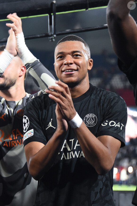 Remerciements des joueurs du PSG aux supporters - Kylian Mbappe ( 7 - PSG ) - - Match de Ligue des champions entre le PSG et le Borussia Dortmund (2-0) au Parc des Princes à Paris le 19 septembre 2023.