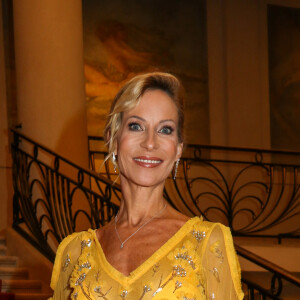 Rebecca Hampton - robe Christophe Guillarme - boucles d'oreilles Elsa Lee Paris - pochette Carmen Steffens - maquillage Campus des Maquilleurs - 28ème Gala de l'Espoir au profit de la Ligue contre le cancer au théâtre des Champs-Elysées à Paris le 29 Novembre 2022. © Christophe Guillarmé via Bestimage