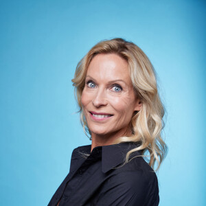 Exclusif - Rebecca Hampton - Studio - Enregistrement de l'émission "Duos Mystères" à la Seine Musicale à Paris, qui sera diffusée le 12 juin sur TF1 © Gaffiot-Moreau / Bestimage Pour la première fois à la télévision, les plus grandes stars acceptent de monter sur scène pour chanter un duo...sans savoir avec qui elles vont le partager ! Bienvenue dans un cache-cache musical inédit où les artistes et le public iront de surprises en surprises ! Après le succès de la première émission, " DUOS MYSTERES " est de retour sur TF1 le samedi 12 juin à 21h05 pour de nouveaux duos étonnants et exceptionnels. Pour chaque duo, les 2 artistes répètent seuls de leur côté, arrivent sur scène sans se croiser et prennent place de part et d'autre d'un mur écran. Ils commencent à chanter alors qu'ils ne savent toujours pas qui est avec eux sur scène ! Leurs voix vont se mêler avant même que les 2 personnalités ne se soient vues ! Sauront-elles se reconnaître ? Comment réagiront-elles quand le mur se lèvera enfin ? Dans "Duos mystères" tout commence par un jeu avant de basculer dans l'émotion ... Car, bien sûr, tous ces duos mystères ne sont pas associés par hasard ! Les artistes qui partageront la scène sont tous unis par une histoire forte ! Nous allons vous raconter ces histoires, ces parcours de vie, ces liens d'amitié, d'amour ou d'admiration... Le téléspectateur assistera aux premières loges à ce duo unique : il est le témoin privilégié d'une rencontre artistique aussi excitante qu'inattendue. Mais surtout, il pourra lui aussi jouer : pour la plupart des duos, on ne lui dévoilera qu'une seule des deux célébrités et il devra reconnaître à sa voix uniquement l'artiste mystère ! Et, avant de découvrir la voix de la première célébrité, des indices seront donnés au téléspectateur pour l'aider dans sa recherche. Tendez bien votre oreille ! Saurez-vous deviner avec qui chacune des personnalités partagera l'affiche ? Quelle sera l'émotion des artistes lorsqu'ils se découvriront enfin ? 