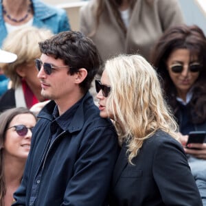 Le comédien a toutefois évoqué le futur du fils qu'il a eu avec Virginie Efira en août 2023.
Virginie Efira et son compagnon Niels Schneider dans les tribunes des internationaux de France de tennis de Roland Garros à Paris, le 8 juin 2019. © Jacovides / Moreau/Bestimage 