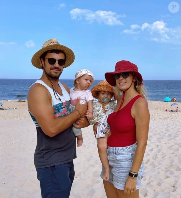 Le couple avait pris de la distance à l'automne dernier, en 2022.
Clémentine Sarlat en vacances avec son mari et ses filles. @ Instagram / Clémentine Sarlat