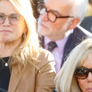 Nicole Avril, la veuve de Jean-Pierre Elkabbach, Brigitte Macron - Obsèques de Jean-Pierre Elkabbach au cimetière du Montparnasse de Paris, le 6 octobre 2023. © Christophe Clovis/Bestimage