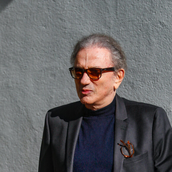 Michel Drucker - Obsèques de Jean-Pierre Elkabbach au cimetière du Montparnasse de Paris, le 6 octobre 2023. © Christophe Clovis/Bestimage