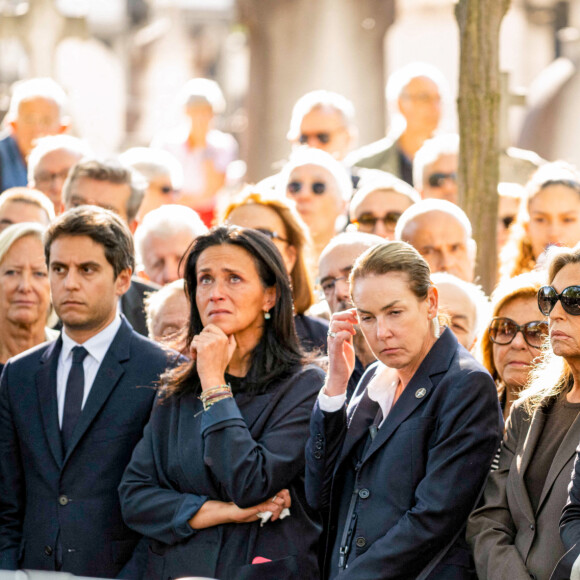 Vétéran du journalisme politique, il laisse un grand vide dans tout le pays, mais plus particulièrement au sein de sa famille.
Sophie Cluzel, Secrétaire d'Etat chargée des personnes âgées, Gabriel Attal ministre de l'Éducation nationale et de la Jeunesse, Léa Salamé - Obsèques de Jean-Pierre Elkabbach au cimetière du Montparnasse de Paris, le 6 octobre 2023. © Christophe Clovis/Bestimage