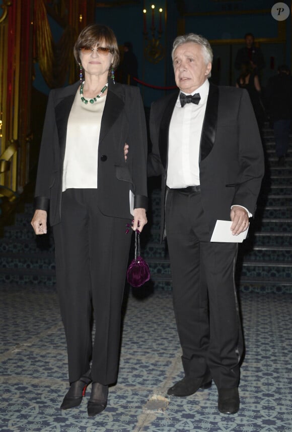 Il a également raconté qu'elle accepte son "coté ours".
Michel Sardou et sa femme Anne-Marie Périer - La 26e nuit des Molières aux Folies Bergère à Paris, le 2 juin 2014.