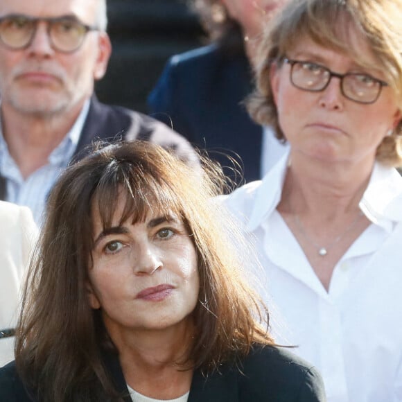 Emmanuelle Bach et Nicole Avril, la fille et la veuve de Jean-Pierre Elkabbach, Brigitte Macron et Claude Chirac - Obsèques de Jean-Pierre Elkabbach au cimetière du Montparnasse de Paris, le 6 octobre 2023. © Christophe Clovis/Bestimage