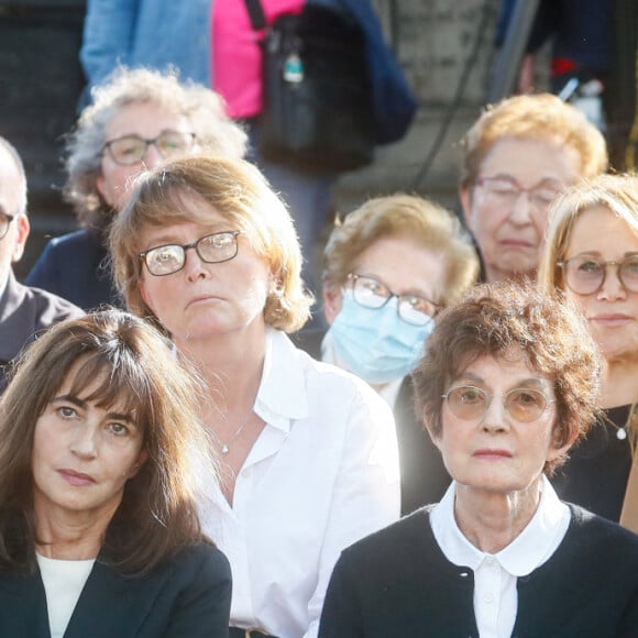 Emmanuelle Bach et Nicole Avril, la fille et la veuve de Jean-Pierre Elkabbach, Brigitte Macron et Claude Chirac - Obsèques de Jean-Pierre Elkabbach au cimetière du Montparnasse de Paris, le 6 octobre 2023. © Christophe Clovis/Bestimage