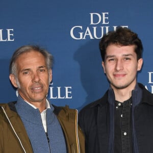 En effet, né en 1998, le jeune homme fête son anniversaire ce samedi 7 octobre. Son père s'est donc saisi de son compte Instagram pour lui adresser quelques mots. 
Paul Belmondo et son fils Giacomo Belmondo - Avant-première du film "De Gaulle" au cinéma UGC Normandie à Paris, le 24 février 2020