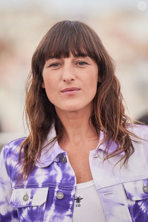 Juliette Armanet au photocall de "Rosalie" lors du 76ème Festival International du Film de Cannes, le 18 mai 2023. © Jacovides/Moreau/Bestimage 