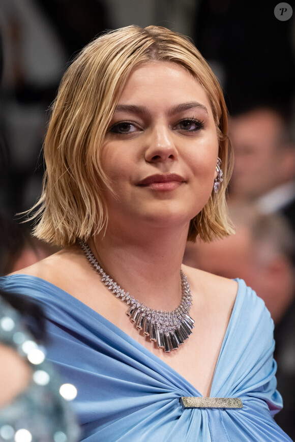 "J’étais très intéressée de travailler le moins possible pour avoir le plus d’argent possible", avouait-elle d'abord. 
Louane Emera - Montée des marches du film « The Idol » lors du 76ème Festival International du Film de Cannes, au Palais des Festivals à Cannes, le 22 mai 2023. 