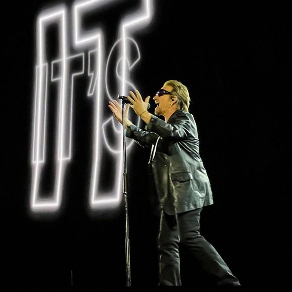 Il a alors entonné Pride (In the name of love), chanson emblématique du groupe,
Bono en concert à Las Vegas, le 30 septembre 2023. © Amiee Stubbs/imageSPACE via Zuma Press/Bestimage)