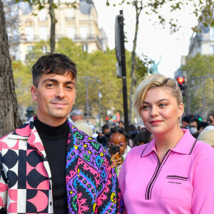 Louane Emera et son compagnon Florian Rossi arrivent au défilé de mode Miu Miu lors de la Fashion Week printemps/été 2022 à Paris, le 5 octobre 2021. © Veeren Ramsamy-Christophe Clovis/Bestimage 