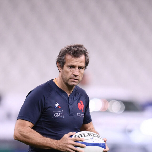"Elles ne bougent pas, je peux jouer au squash, au golf, je peux courir avec le ballon à l'entraînement", ajoute l'ancien rugbyman
Fabien Galthié - Tournoi des Six Nations, match France / Irlande (35-27) le 31 octobre 2020. © Philippe Lecoeur / Panoramic / Bestimage