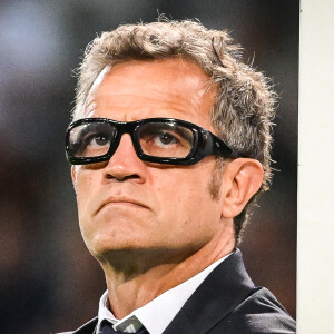 Depuis plusieurs années, Fabien Galthié a opté pour une paire de lunettes avec de grosses montures noires 
Fabien Galthié pendant la Coupe du monde de rugby 2023. (Credit Image: © Matthieu Mirville/ZUMA Press Wire)