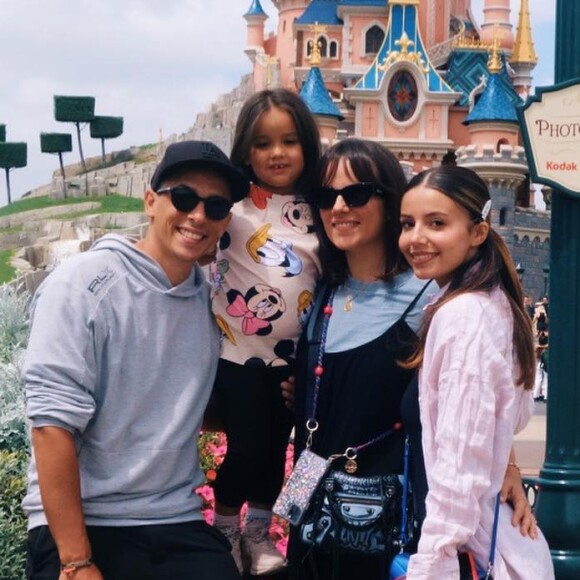 En juillet 2022, la jeune femme de 18 ans laissait comprendre qu'elle était en pleine rupture à cause des infidélités de son petit-ami de l'époque.
Alizée en famille à Disneyland Paris. Le 5 juillet 2023.