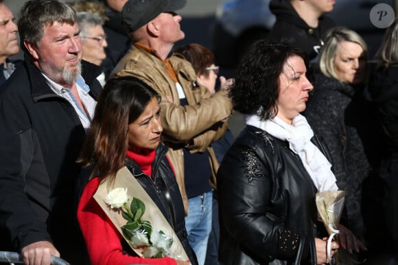Le 14 octobre 2022, Yohann Daviet a vécu l'horreur.
Des femmes dans la foule portent des roses blanches - Funérailles de la petite Lola en la collégiale Saint-Omer de Lillers, dans le nord de la France, le 24 octobre 2022. © Claude Dubourg/Bestimage