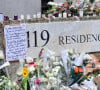 "Pourtant, je l'aime ma femme. Avant ça, tout allait bien", assure Yohann Daviet.
Illustration des fleurs déposées en soutien après l'assassinat de la petite Lola, 12 ans, retrouvée morte dans une malle au pied de son immeuble à Paris, le 17 octobre 2022.