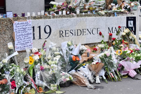 "Pourtant, je l'aime ma femme. Avant ça, tout allait bien", assure Yohann Daviet.
Illustration des fleurs déposées en soutien après l'assassinat de la petite Lola, 12 ans, retrouvée morte dans une malle au pied de son immeuble à Paris, le 17 octobre 2022.