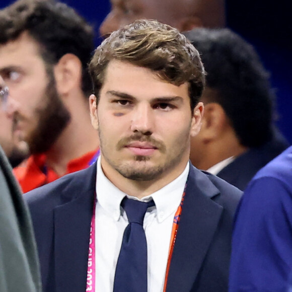 Antoine Dupont parfois très dur avec ses proches ?
 
Antoine Dupont - Femmes de joueurs et joies à l'issue du match de Coupe du monde de rugby entre la France et l'Italie (60-7) à Lyon. © Cyril Moreau-Dominique Jacovides/Bestimage