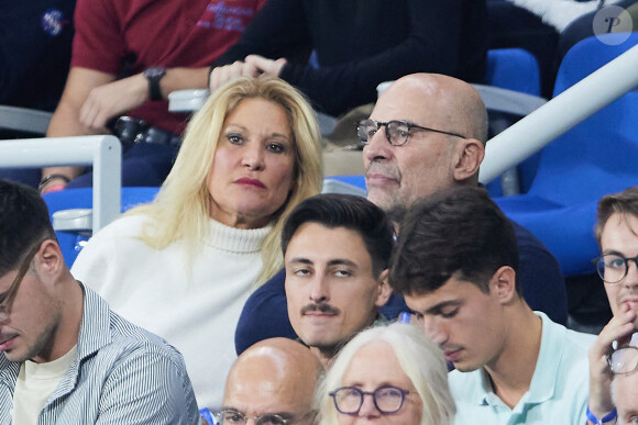 Vincent Moscato et sa femme Krystel dans les tribunes du match de Coupe du monde de rugby opposant l'Irlande à l'Ecosse (36-14) au stade de France à Saint-Denis, proche Paris, Seine Saint-Denis, France, le 7 octobre 2023. © Jacovides-Moreau/Bestimage