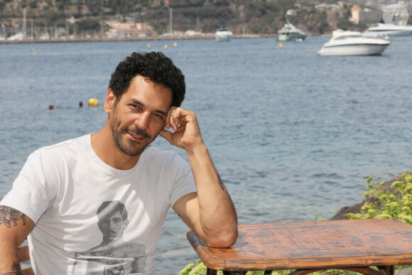 Exclusif - Tomer Sisley tourne le téléfilm "Comme mon fils" (TF1) à Théoule-sur-Mer, le 27 juillet 2022.