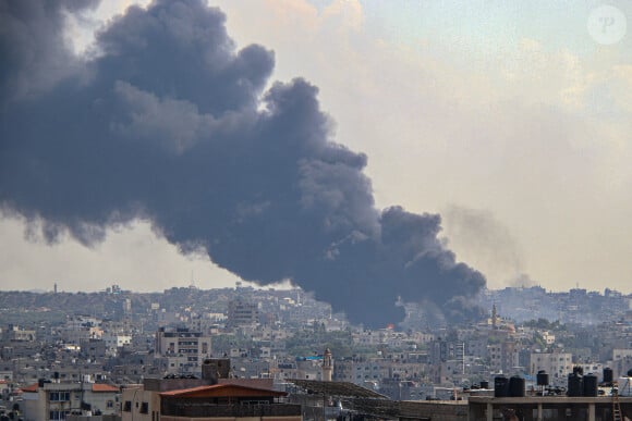 Les attaques du Hamas qui ont frappé Israël ont provoqué la mort de centaines de civils.
De la fumée s'échappe d'une tour de Gaza après l'attaque des forces israéliennes, en pleine guerre israélo-palestinienne, le 11 octobre 2023. 
