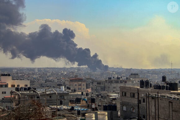 De la fumée s'échappe d'une tour de Gaza après l'attaque des forces israéliennes, en pleine guerre israélo-palestinienne, le 11 octobre 2023. 