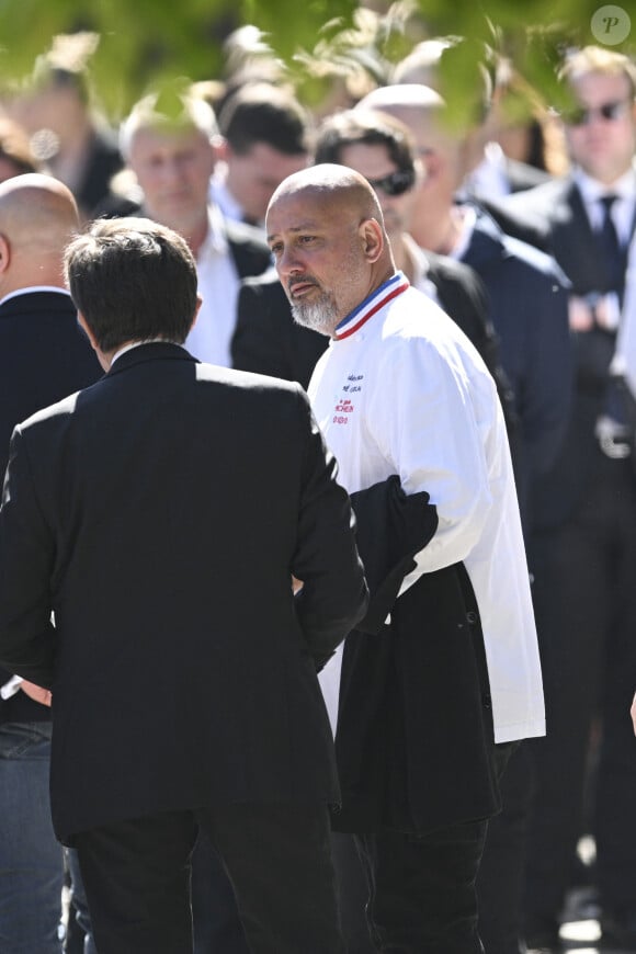 Frederic Anton - Sortie des obsèques d'Antoine Alléno (fils du chef cuisinier français, trois étoiles au Guide Michelin Yannick Alléno) en la collégiale Notre-Dame de Poissy, France, le 13 mai 2022. © Jean-Baptiste Autissier/Panoramic/Bestimage 