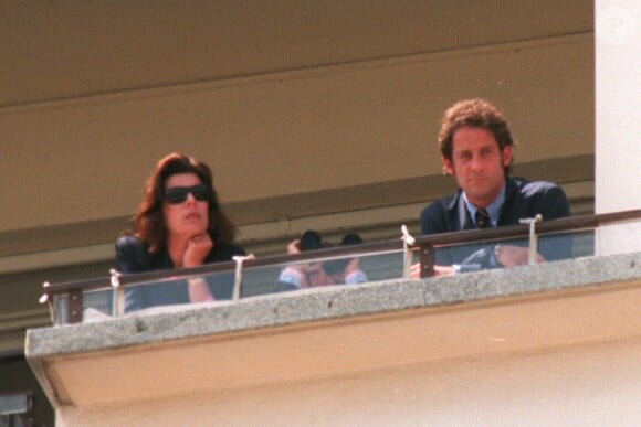 Mais il y a une autre histoire d'amour qui a beaucoup marqué le comédien.
La famille de Monaco assiste au Grand Prix de Formule 1 de Monaco en 1995 - Caroline est avec Vincent Lindon.