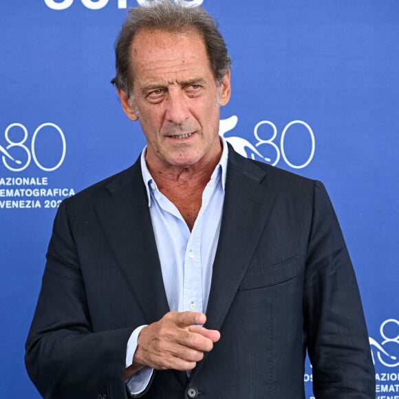 On associe beaucoup Vincent Lindon à son ancienne partenaire Sandrine Kiberlain.
Vincent Lindon - Photocall de la sére "D'argent et de sang" au 80e Festival International du Film de Venise (Mostra).