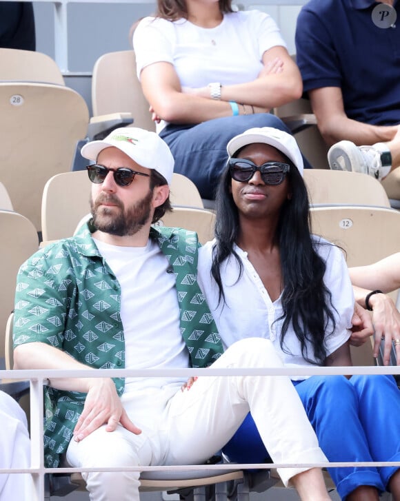 Antoine Gouy et sa compagne Fanta Kaba en tribunes lors des Internationaux de France de tennis de Roland Garros 2023 le 6 juin 2023. © Jacovides-Moreau/Bestimage 