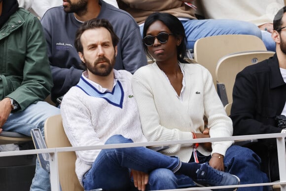 Antoine Gouy et sa compagne Fanta Kaba - People dans les tribunes lors des Internationaux de France de Tennis de Roland Garros 2022 à Paris le 29 mai 2022. © Cyril Moreau/Bestimage 