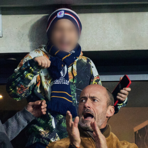 Benjamin Millepied et son fils Aleph - People des les tribunes de la coupe du Monde de Rugby France 2023 - Match de quart de finale "France-Afrique du Sud (28-29)" au Stade de France à Saint-Denis 15 octobre 2023. Moreau-Jacovides/Bestimage 