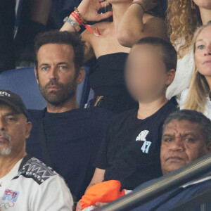 Benjamin Millepied et son fils Aleph dans les tribunes lors du match France - Irlande (2-0) lors des matchs qualificatifs à l'Euro 2024 au Parc des Prince à Paris le 7 septembre 2023. © Cyril Moreau/Bestimage 