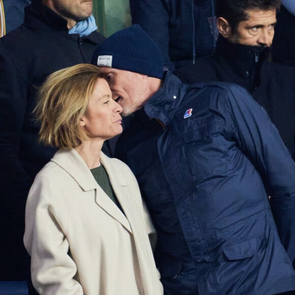 Denis Brogniart et son épouse Hortense étaient également présents.
Denis Brogniart et sa femme Hortense - People des les tribunes de la coupe du Monde de Rugby France 2023 - Match de quart de finale "France-Afrique du Sud (28-29)" au Stade de France à Saint-Denis 15 octobre 2023. © Moreau-Jacovides/Bestimage