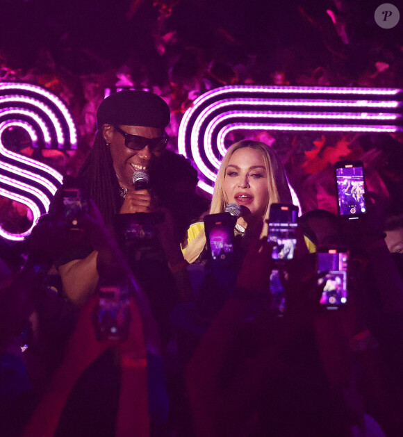 Madonna avec son fils David Banda, sa fille Mercy James, ses jumelles Esther et Stella et Nile Rodgers, en rollers, lors d'une soirée DiscOrama au "Disco Oasis" à New York, le 10 août 2022.