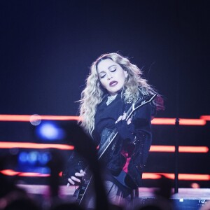 L'une des jumelles de Madonna n'a pas poussé la chansonnette mais s'est donné dans une choré grandiose
Attentats de Paris: Madonna chante La vie en rose en larmes lors de son concert à Tele2 Arena à Stockholm, le 14 novembre 2015 