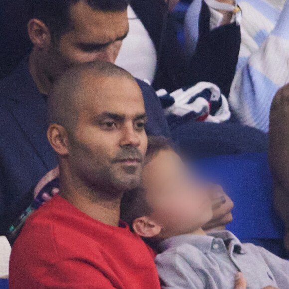 Tony Parker avec ses enfants Josh et Liam et sa compagne Alizé dans les tribunes du match de Coupe du monde de rugby entre la France et l'Italie (60-7) à Lyon le 6 octobre 2023. © Cyril Moreau-Dominique Jacovides/Bestimage