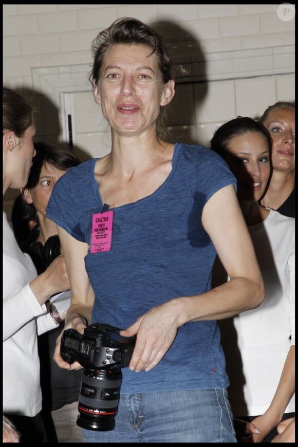 Ce qui a provoqué son décès, personne ne le sait.
Kate Barry - Défilé de mode Jean-Paul Gaultier haute-cuture automne-hiver 2010-2011.