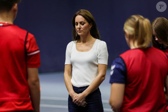 "Ils se jettent des choses à la figure et se balancent des horreurs" apprend-on par The Mirror
Le prince William, prince de Galles, et Catherine (Kate) Middleton, princesse de Galles, au centre sportif national de Bisham Abbey à Marlow, à l'occasion de la Journée mondiale de la Santé mentale, le 12 octobre 2023. Catherine (Kate) Middleton, princesse de Galles, portait un pansement sur deux doigts de sa main droite. 