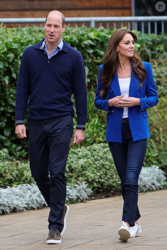 Le prince William, prince de Galles, et Catherine (Kate) Middleton, princesse de Galles, au centre sportif national de Bisham Abbey à Marlow, à l'occasion de la Journée mondiale de la Santé mentale, le 12 octobre 2023. Catherine (Kate) Middleton, princesse de Galles, portait un pansement sur deux doigts de sa main droite. 