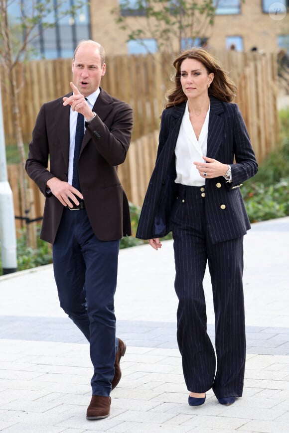 D'après le personnel de leur résidence de l'Adelaïde Cottage,
Le prince William, prince de Galles, et Catherine (Kate) Middleton, princesse de Galles, lors d'une visite au lycée Fitzalan de Cardiff, le 3 octobre 2023. Le couple princier est venu pour en apprendre davantage sur les cours professionnels proposés par l'école. 