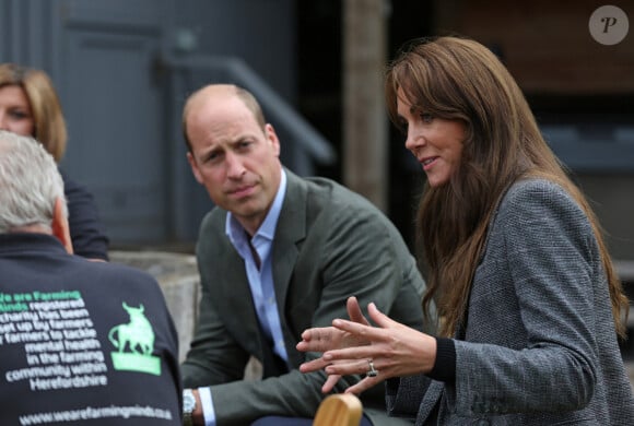 "Le moindre désaccord peut vite dégénérer. Kate a l'air d'être très douce et William aussi. Mais ce n'est pas toujours le cas"
Le prince William et la princesse Kate (Middleton) de Galles en visite à l'association caritative We Are Farming Minds à Kings Pitt Farm à Hereford. Le 14 septembre 2023 