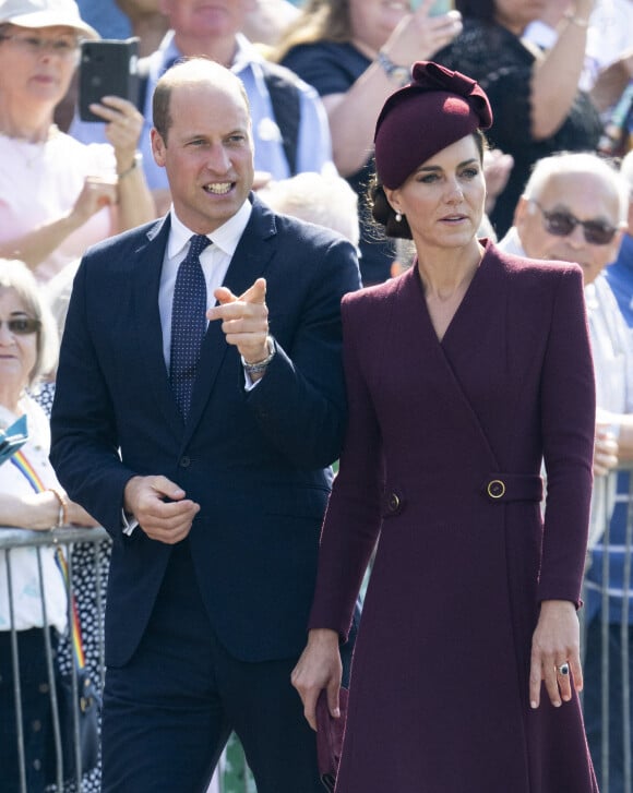 De quoi briser l'image du couple parfait et lisse qu'ils ont l'habitude de montrer !
Le prince William, prince de Galles, et Catherine (Kate) Middleton, princesse de Galles assistent à un service religieux marquant le premier anniversaire de la mort de la reine Elizabeth II à la cathédrale St Davids à Haverfordwest dans le Pembrokeshire, pays de Galles, Royaume Uni, le 8 septembre 2023. 