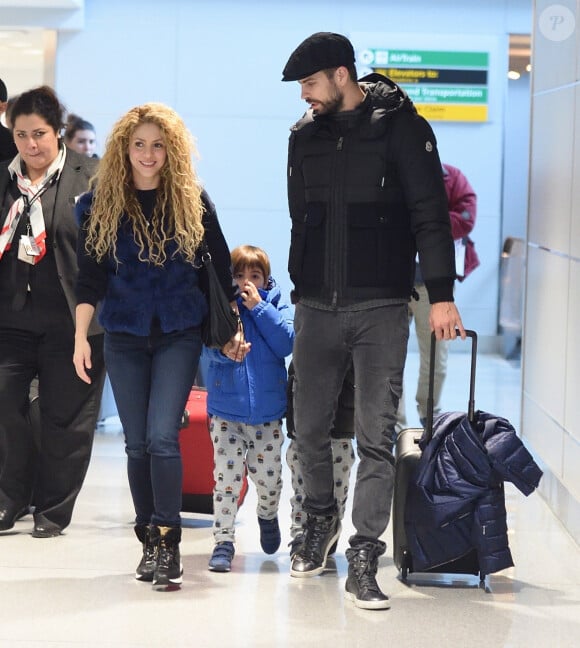 La société détenue par Gerard Piqué aurait perdu pas moins de 24 millions d'euros
 
Shakira et son compagnon Gerard Piqué arrivent à l'aéroport JFK de New York avec leurs enfants Milan et Sasha pour les fêtes de Noël le 24 décembre 2017