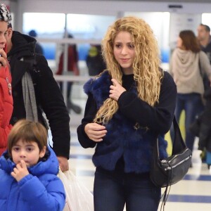 Shakira et son compagnon Gerard Piqué arrivent à l'aéroport JFK de New York avec leurs enfants Milan et Sasha pour les fêtes de Noël le 24 décembre 2017 Merci de masquer le visage de l'enfant à la publication