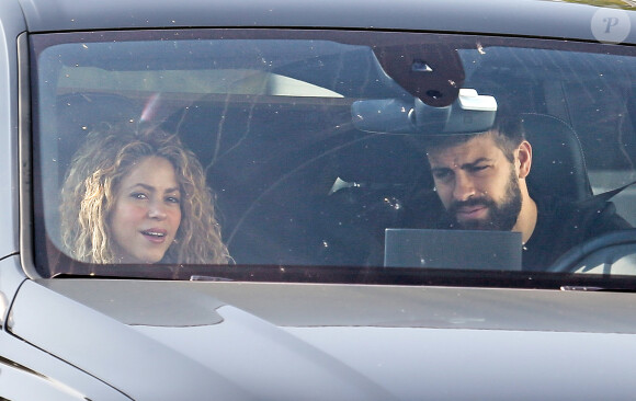 Exclusif - La chanteuse Shakira et son mari le footballeur Gerard Piqué avec leur fils Milan quittent leur domicile à Barcelone le 15 octobre 2017. Merci de flouter le visage des enfants avant publication
