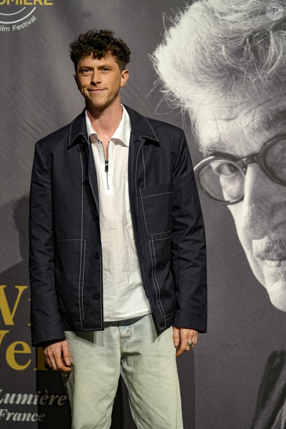 Finnegan Oldfield - Photocall de la cérémonie de remise du Prix Lumière à W.Wenders à l'occasion de la 15ème Edition du Festival Lumière de Lyon. Le 20 octobre 2023 © Sandrine Thesillat / Panoramic / Bestimage